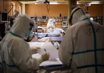 Dehşete düşüren görüntüler! Koronavirüsü yenen Çinli doktorların ten rengi değişti
