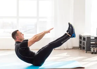 Mekikten daha etkili! Tek egzersizle karın, kalça ve dengeyi güçlendirin