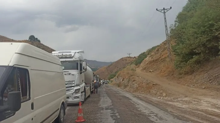 SON DAKİKA: Hakkari-Van kara yolu 3 noktada meydana gelen heyelan nedeniyle kapandı