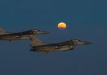 Türk savaş jetlerinden Süper Ay'da enfes görüntüler