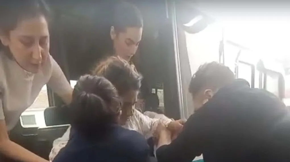 İzmir'de genç kadın dolmuşta doğum yaptı