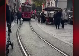 BEBEK ARABASINI TRAMVAYIN ÖNÜNE SÜRDÜ