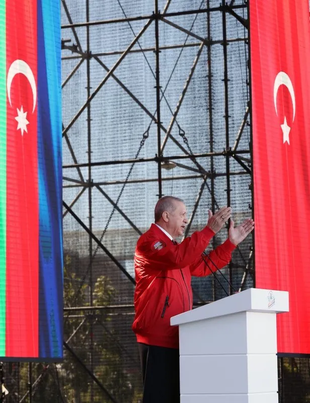 Bakü semalarında hilal ve yıldız! Teknofest'te nefesleri kesen gösteri