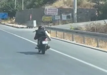 Motosiklet sürücüsünün tehlikeli yolculuğu! Korku dolu anlar kamerada