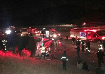 Şoför kalp krizi geçirdi, yolcu otobüsü devrildi: 27 yaralı