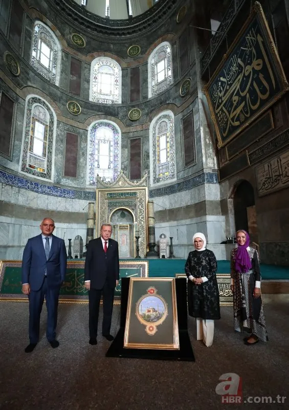 Başkan Recep Tayyip Erdoğan ve eşi Emine Erdoğan Ayasofya Camii’ni ziyaret etti! İşte Başkan Erdoğan’ın ziyaretinden görüntüler