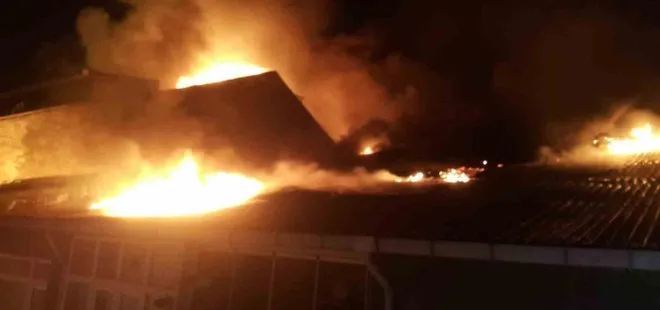 Tekirdağ’da 5 katlı binanın çatısı alev alev yandı