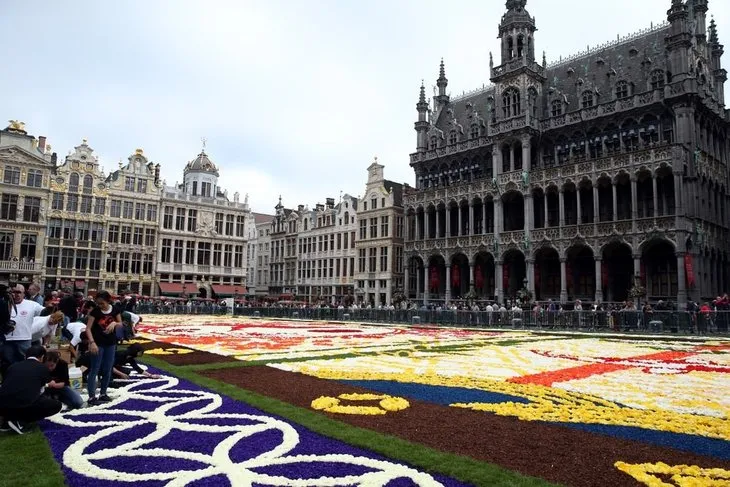 Brüksel’de dev çiçek halı