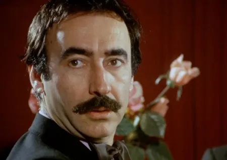 Şener Şen'in kızı babasının kopyasıymış! Meğer Bengü Şen'in annesi...