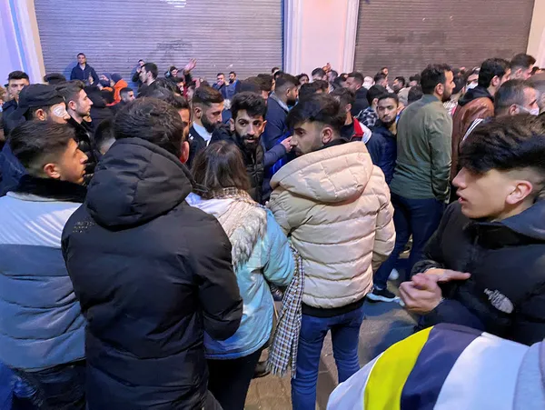 1640989263380.jpg İstiklal Caddesi'nde kız meselesi yüzünden kavga çıktı! Polis ekipleri müdahale etti - 1