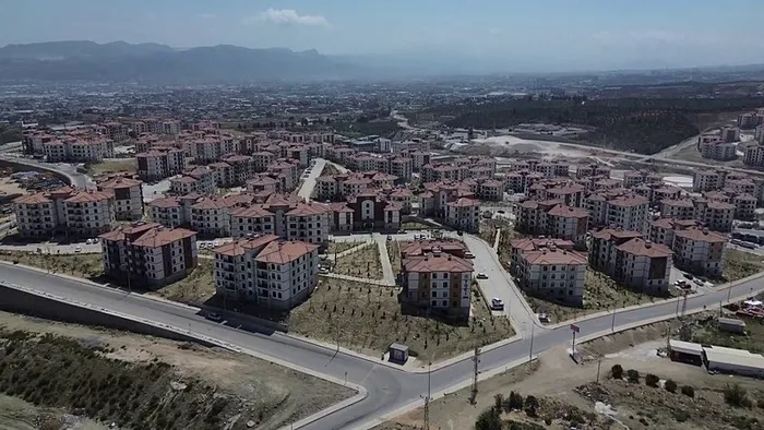 asrin-felaketinden-asrin-seferberligine-baskan-erdogan-300-bininci-konutun-anahtarini-teslim-edecek-1757139679018.jpeg Başkan Erdoğan, deprem bölgesinde 300 bininci konutun anahtarını teslim edecek. (A Haber arşiv)