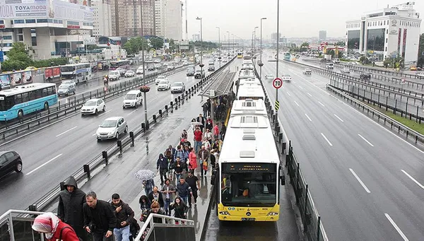 1702460948932.jpg Megakentin çözülemeyen sorunu: Ulaşım! Sayılar yetersiz, duraklar kalabalık, arızalar fazla…Vatandaş CHP'li belediyeye isyan etti: İstanbul dökülüyor - 6