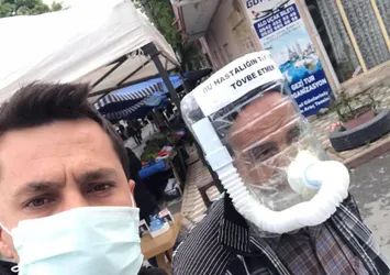 Su bidonuyla maske yaptı! Üzerine de not yazdı...