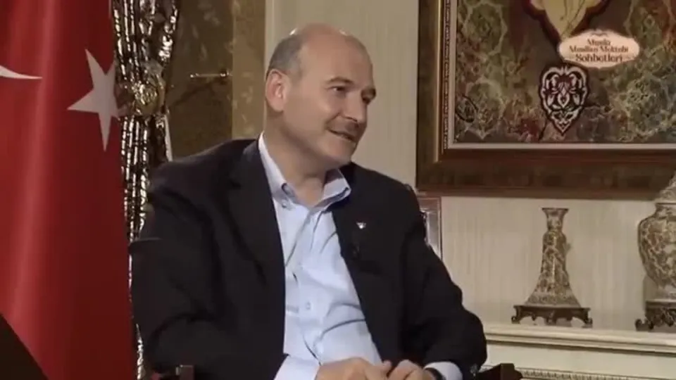İçişleri Bakanı Süleyman Soylu’dan İzmir’deki çirkin provokasyona sert tepki: Ona o caminin dibinde ezanı dinletiriz! | Video