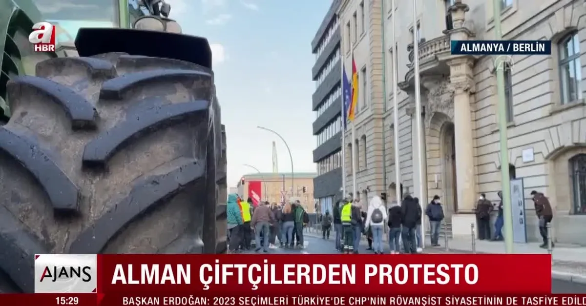 Almanya'da çiftçilerden traktörlü eylem
