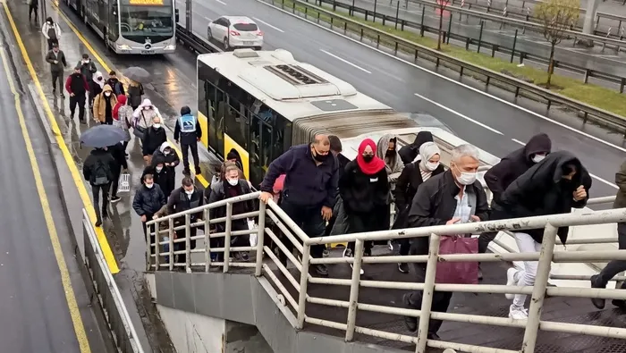 Son dakika: İstanbulluların toplu ulaşım çilesi! Haftanın ilk günü Cevizlibağ’da tramvay ve metrobüslerde yoğunluk