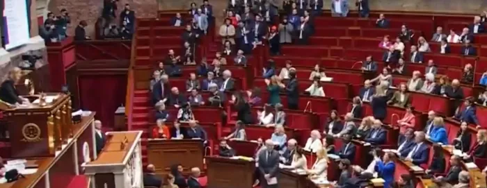 fransa-meclisinde-filistin-hazimsizligi-bayrak-acan-milletvekiline-uzaklastirma-cezasi-1716916420529.jpg Fransa meclisinde Filistin hazımsızlığı! Bayrak açan milletvekiline uzaklaştırma cezası - 1