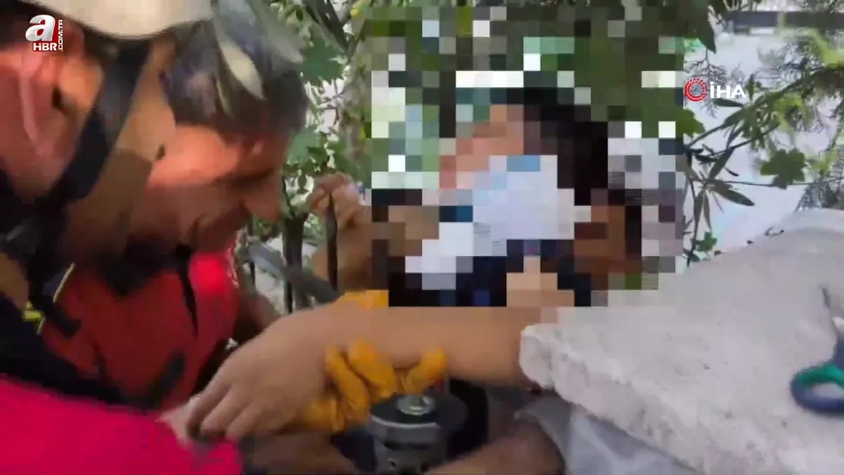 Demir korkuluk çocuğun koluna saplandı