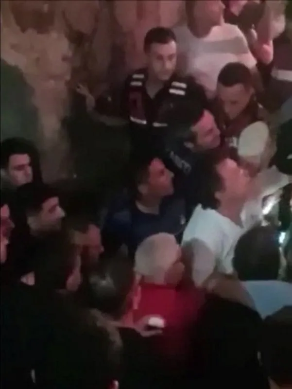 Sibel Can konserinde olay! CHP'li Edremit Belediye Başkanı Hasan Arslan ile  görevliler arasında arbede yaşandı