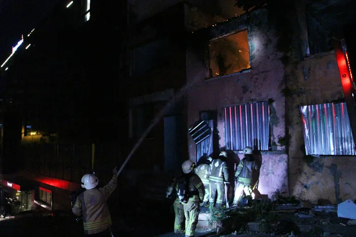 Son dakika: İstanbul Şişli'de metruk bina yandı! Otelde kalanlar sokağa döküldü - 2