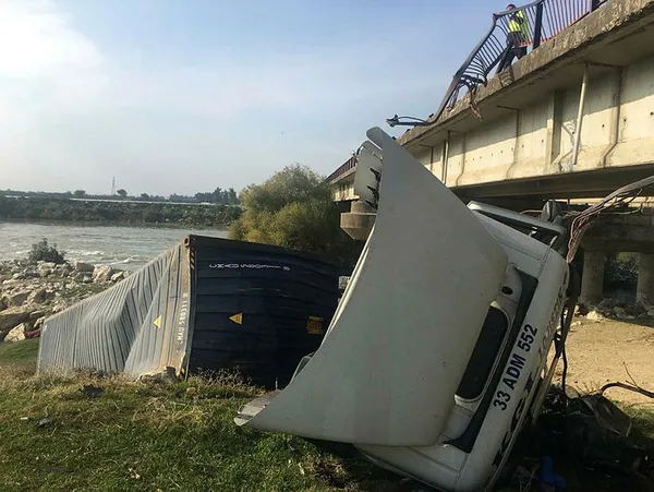 Adana'da feci kaza: Kontrolden çıkan TIR köprüden düştü - 2