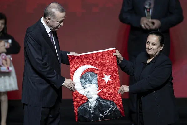 baskan-recep-tayyip-erdogandan-bestepede-duzenlenen-odul-toreninde-son-dakika-aciklamalari-1641931743245.jpg Başkan Recep Tayyip Erdoğan'dan Beştepe'de düzenlenen ödül töreninde son dakika açıklamaları - 8