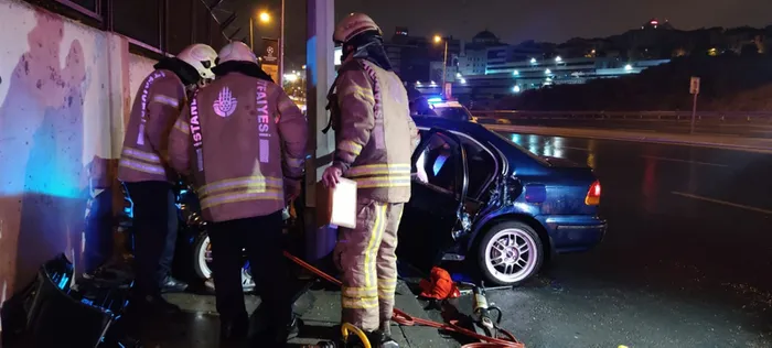 Esenler'de otomobil aydınlatma direğine çarptı: 3 yaralı - 2