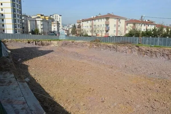 Pendik’te CHP klasiği! İmamoğlu sözde tören yaptı tek çivi çakılmadı