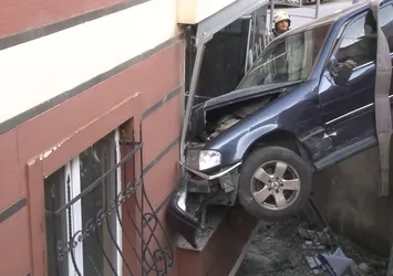 İstanbul’da feci kaza! Bina bahçesine uçan otomobil daireye çarptı