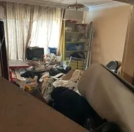 Evden yaklaşık 40 ton çöp çıkartıldı
