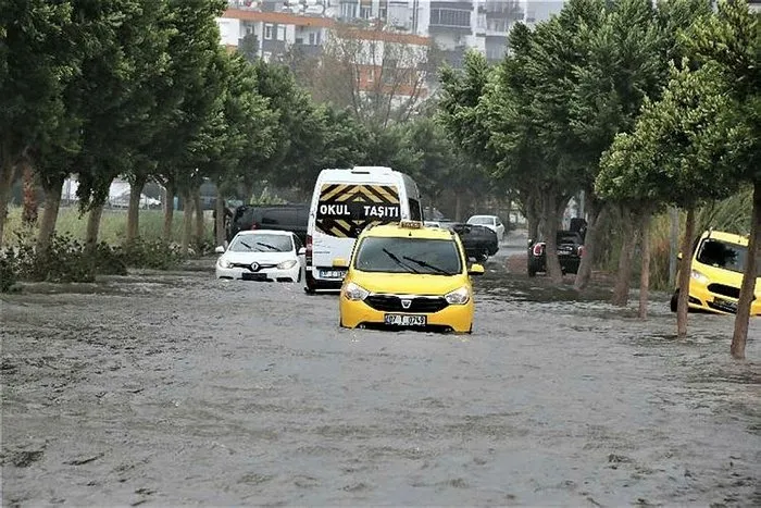 Meteoroloji'den Antalya için 'kırmızı' kodlu uyarı! 3 ilçede okullar tatil  edildi