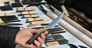 Arkadaşını boğazından bıçaklayarak öldürdü