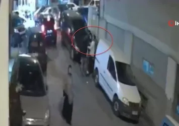İstanbul'da yanlış adam dayağı kamerada! Tek kafayla yere serdi