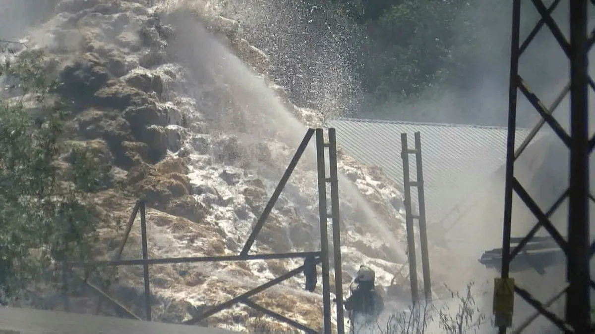 Eyüpsultan'da kurban kesim alanındaki samanlar yandı