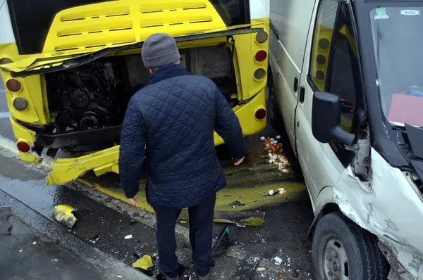 Avcılar’da İETT kazası! Kayarak yolu kapatan otobüse iki araç çarptı