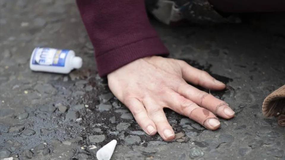 Asfalttan kazıdılar! İngiltere polisinin zor anları