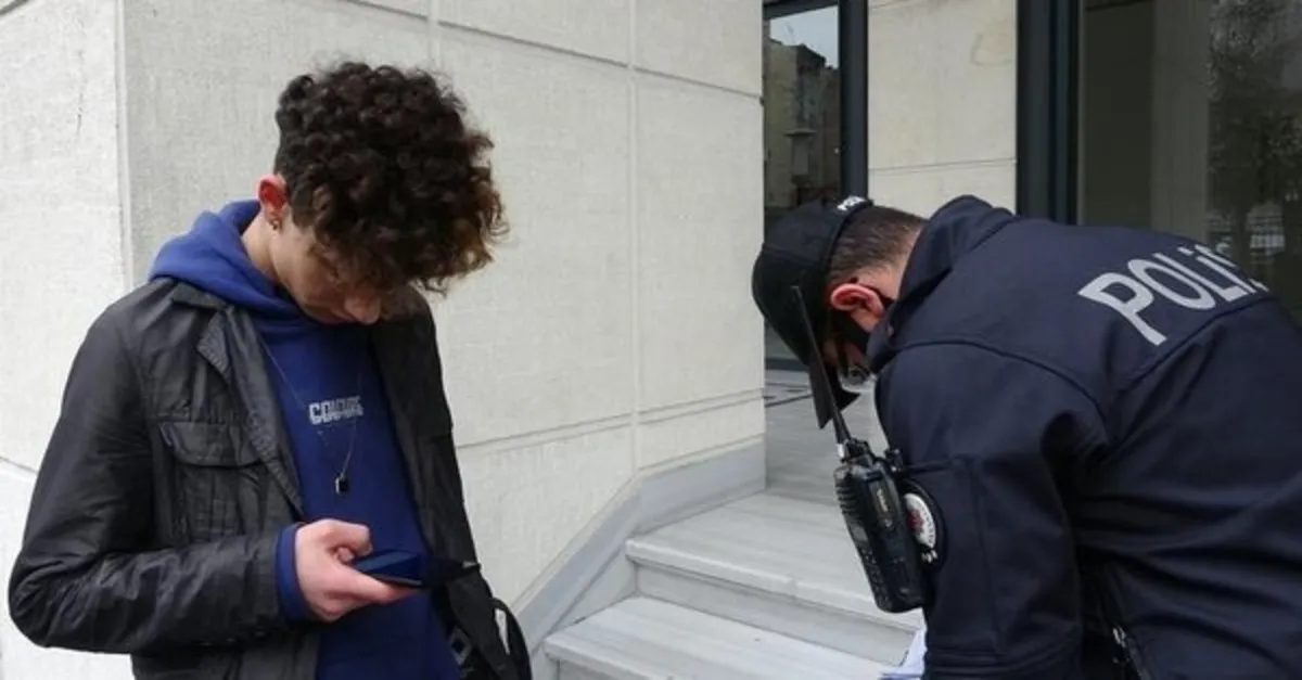Koronavirüs yasağını dinlemeyip sokağa çıktı! Cezayı yiyince bakın ne dedi... | Video