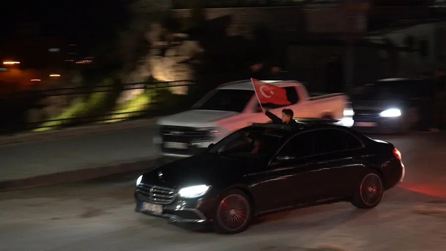 bizim-cocuklar-tarih-yazdi-bayragini-alan-sokaklara-dokuldu-iste-yurttan-kareler-1774994202708.jpg FOTOĞRAF (DHA)