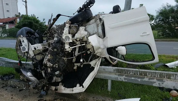 1684993648429.jpeg Samsun'da korkunç kaza! Bariyerlere çarparak takla attı paramparça oldu: 1'i ağır 2 yaralı - 3