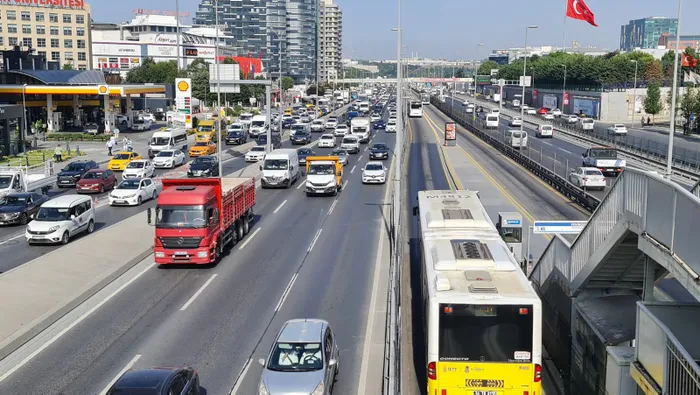 Son dakika: İstanbul'da kısıtlamalar sona erdi! Normalleşmenin ilk gününde toplu ulaşımda ve trafikte yoğunluk yaşandı - 5