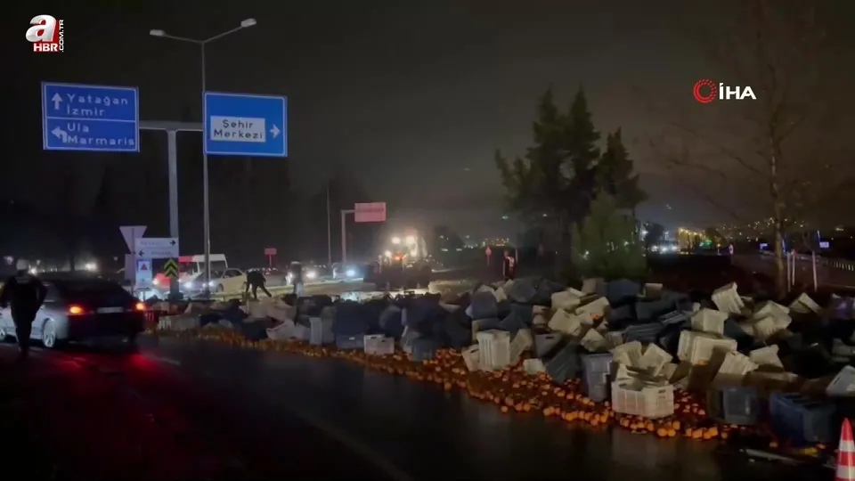 TIR’daki tonlarca narenciye yola savruldu