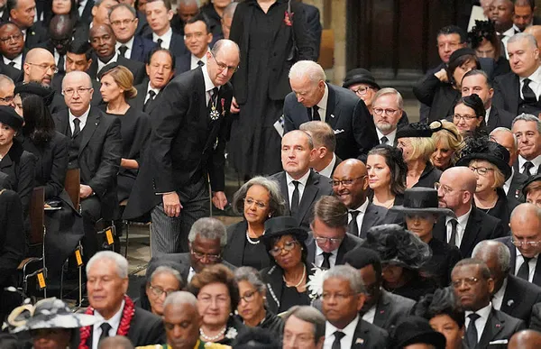 Kraliçe Elizabeth'in cenaze törenine damga vuran anlar: ABD bu görüntüler ile çalkalanıyor! Trump'tan Biden'a gönderme - 1