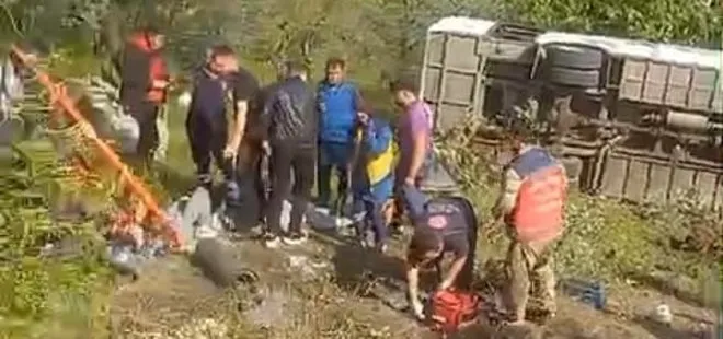 Pamukova'da geziden dönen üniversitelilerin taşındığı midibüs şarampole devrildi: 12 yaralı
