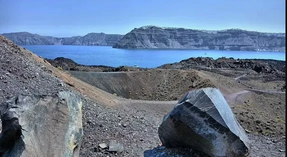 komsuda-yanardag-endisesi-ege-denizi-besik-gibi-sallanirken-ingiltereden-uyari-geldi-kolumbo-yanardagi-patlaya-1738565378275.jpg Santorini (Reuters)