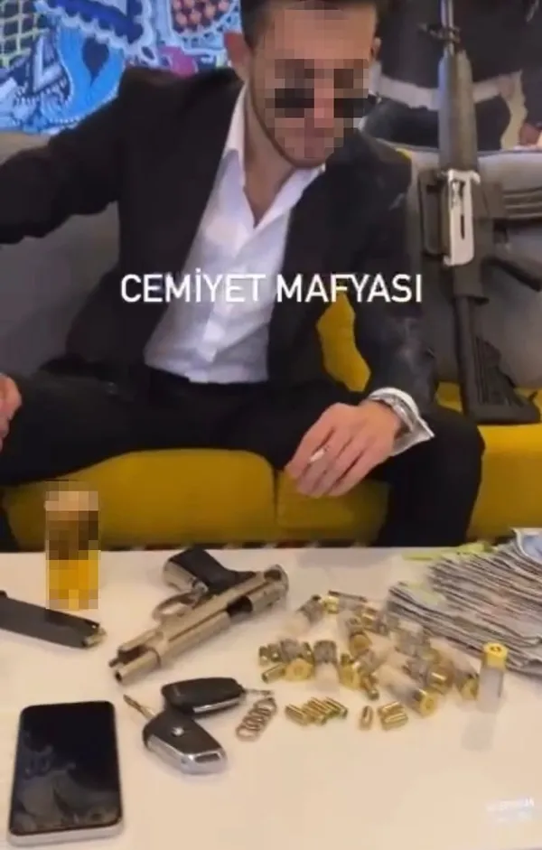 sakaryada-kendisini-cemiyet-mafyasi-olarak-paylasan-sahis-pes-dedirtti-1637661956275.jpg Sakarya’da kendisini cemiyet mafyası olarak paylaşan şahıs ‘pes’ dedirtti - 2