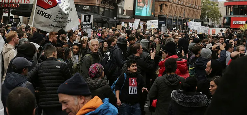 İngiletere'deki cahil grup StandUpX koronavirüs tedbirlerine karşı yürüdü