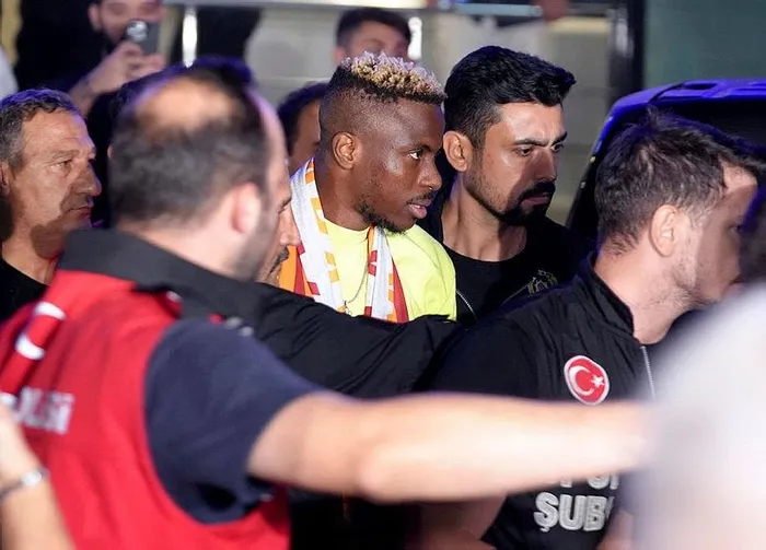 Galatasaray Victor Osimhen’i KAP’a bildirdi! Yıldız forvet İstanbul’a geldi