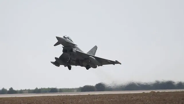 bakan-gulerden-onemli-aciklamalar-hain-pkkya-net-mesaj-tek-careleri-teslim-olmak-kyb-ve-abdye-sert-tepki-kabul-1723665488829.jpg Bakan Güler'den Eurofighter açıklaması