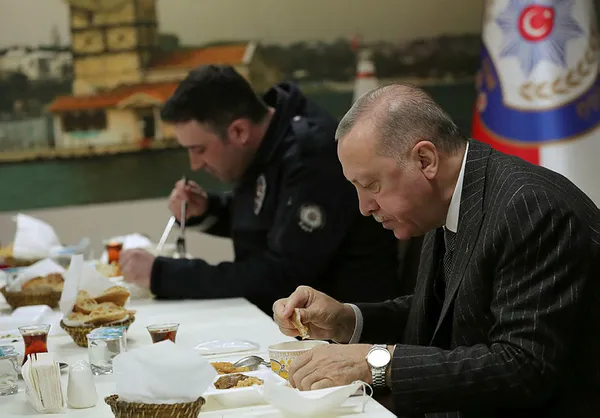 Başkan Erdoğan ve Bakan Süleyman Soylu'dan Çengelköy Polis Merkezi’nde iftar - 2