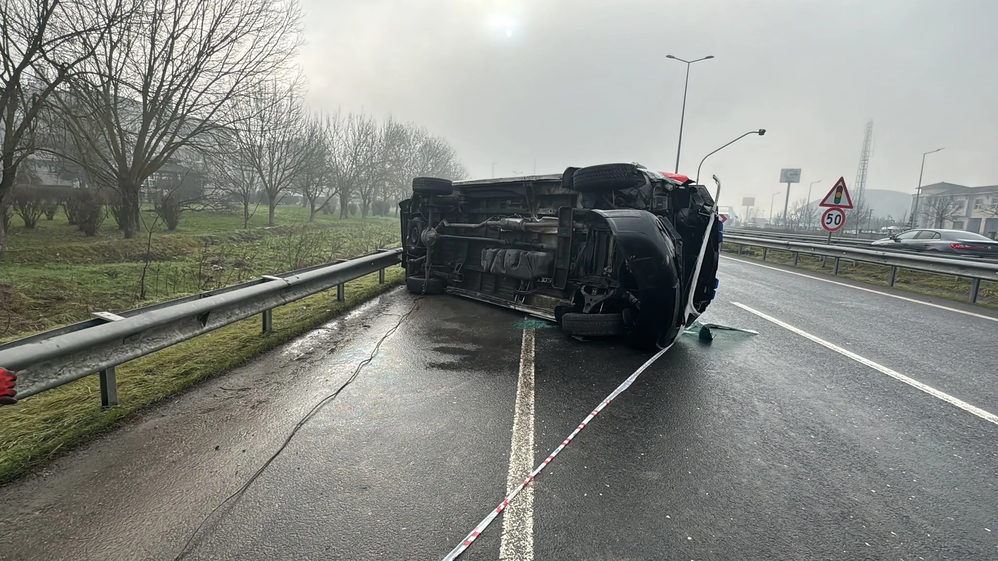 Düzce'de ambulans devrildi: 2 yaralı